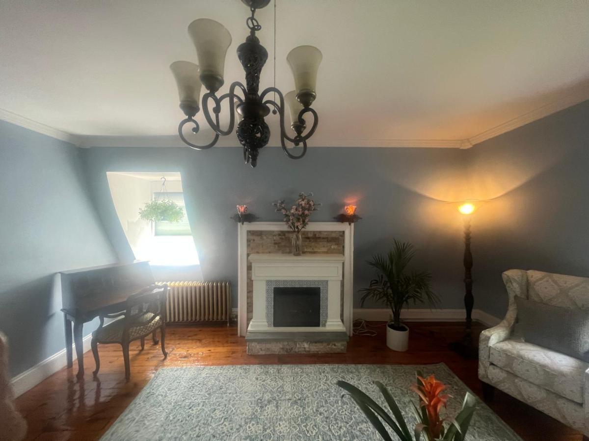 Private Victorian Apartment In Convenient City Location On 5 Acre, Sleeps 5 Poughkeepsie Ngoại thất bức ảnh